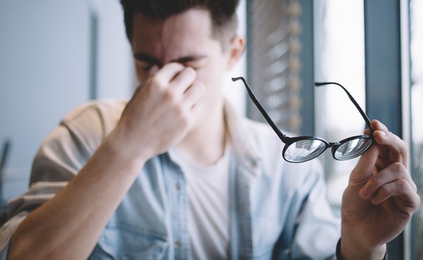 دراسة أمريكية: ضعف العيون.. آثار جانبية للإفراط فى استخدام الأجهزة الإلكترونية