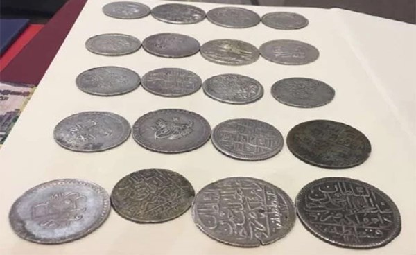 القبض على أمريكي حاول تهريب 203 عملات أثرية إلى ألمانيا من مطار القاهرة