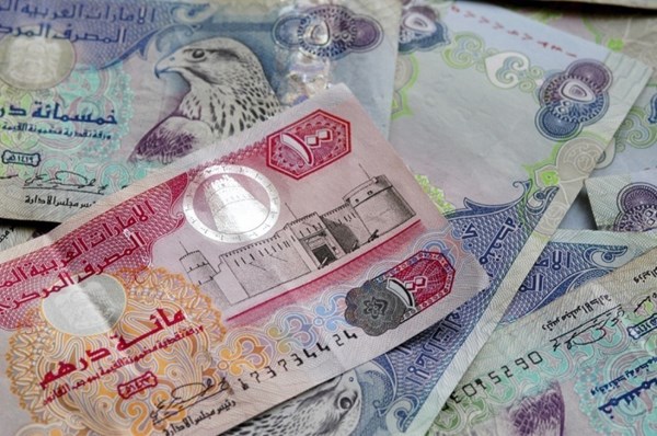صحيفة إماراتية.. عربي حاول تبديل عملة بطريقة غير قانونية فخسر 75 ألف درهم