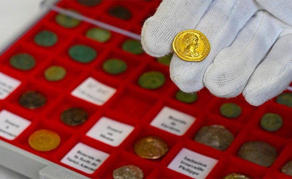 متحف فرنسي استعاد من شخص بلجيكي نقوداً معدنية قديمة ُسُرقت منه