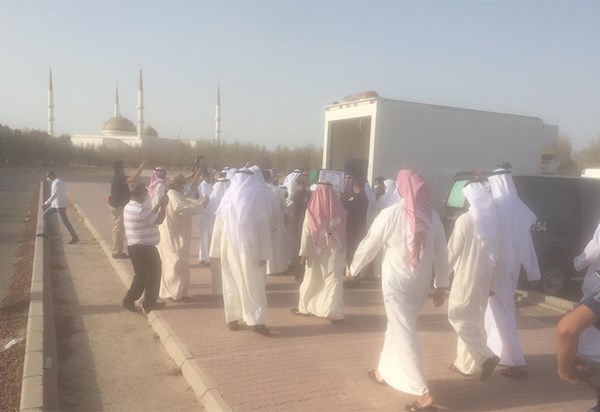 شاهد… دفن 10 من شهداء الوطن الابرار وسط حضور غفير