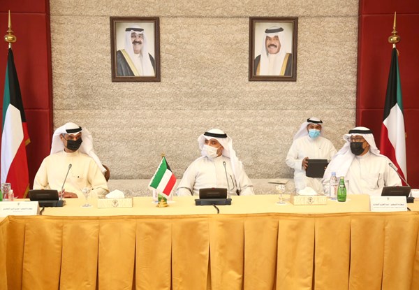 وزير الخارجية يبحث مع مساعديه إجراءات الوزارة والبعثات الديبلوماسية والقنصلية بالخارج