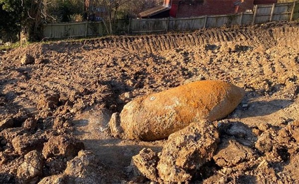 بريطانيون يعودون لمنازلهم بعد التخلص من قنبلة تعود للحرب العالمية الثانية