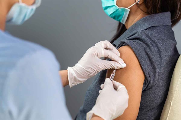 دراسة: جرعة من “أسترازينيكا” وأخرى من “فايزر” ترفعان مستوى الأجسام المضادة