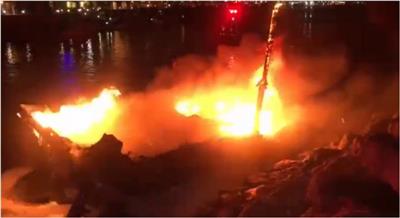 فرق الإطفاء والإنقاذ البحري تنجح في عزل حريق والسيطرة عليه بعدما اندلع في لنجات للصيد متوقفة بمرسى الكوت بالفحيحيل