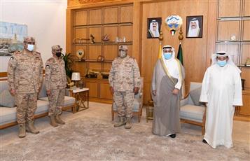 وزير الدفاع يقلد كوكبة جديدة من الضباط رتبهم بعد صدور المرسوم الأميري بتوليتهم ضباطا بالجيش الكويتي