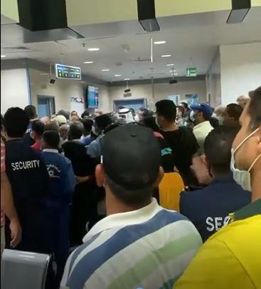 ازدحام وفوضى أثناء التطعيم بمستشفى الفروانية