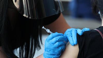 الولايات المتحدة تدرس إعطاء جرعة ثالثة من لقاح كورونا.. والعودة إلى ارتداء الكمامات