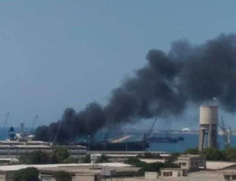 سورية.. السيطرة على حريق في سفينة تجارية بمرفأ اللاذقية وتسجيل إصابتين