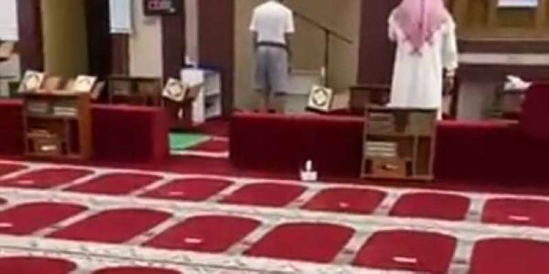 «نقابة الأئمة» عن مؤذن «الشورت»: كان متطوعا لتنظيف مكتبة المسجد المغلقة فداهمه الوقت وحان أذان المغرب