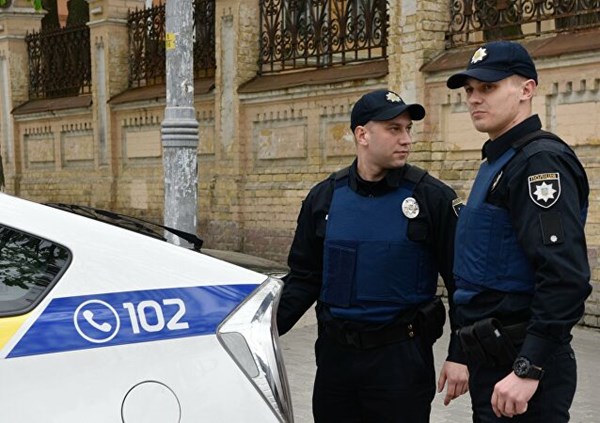 رجل يهدد بتفجير قنبلة يدوية في مقر الحكومة الأوكرانية