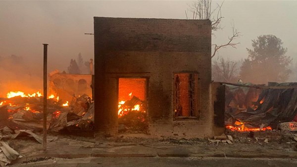 حريق هائل يدمر بلدة تاريخية في كاليفورنيا