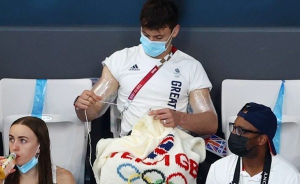 لاعب الغطس توم دالي يكشف عن سترة صوفية للفريق البريطاني بعد أسبوع من الحياكة بالمدرجات