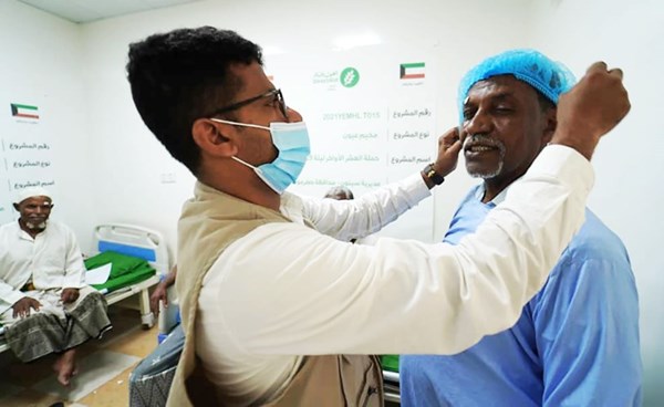 «​العون المباشر»: 275 عملية مجانية لإزالة المياه البيضاء في اليمن