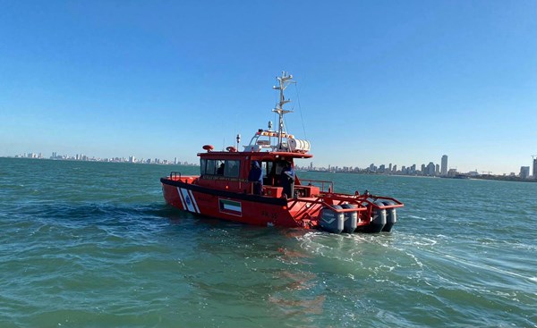 إنقاذ صياد انحشرت يده في ونش سفينة صيد وزورقين سحبتهما التيارات المائية بعيداً عن الشاطئ