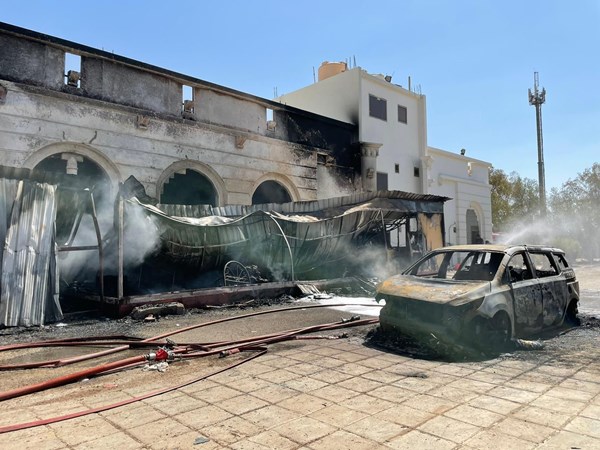 حريق مركبة انتقل إلى مخزن وجزء من صالة أفراح بالمنقف