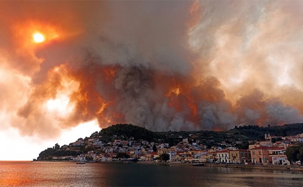استمرار اشتعال الحرائق غرب أثينا… وتمكن رجال الإطفاء من إنقاذ قرية وسكانها
