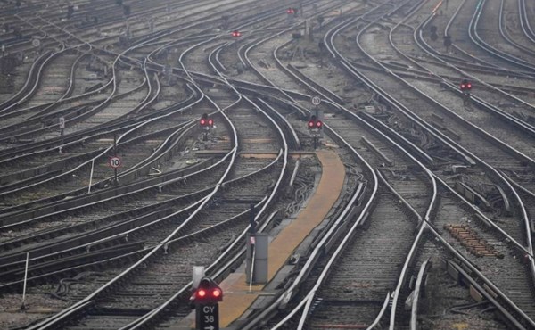 بريطانيا تؤجل تطوير فرع بخطوط السكك الحديدية لتوفير 54 مليار دولار