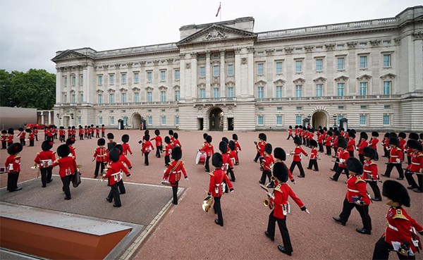 مراسم تبديل الحرس تعود إلى قصر باكينغهام بعد توقفها بسبب الوباء