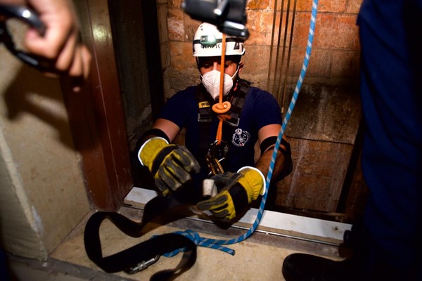 وفاة عامل بعد سقوطه من علو في غرفة مصعد عمارة بمنطقة جليب الشيوخ