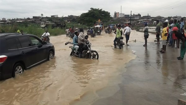 شاهد بالفيديو رعب دائم في مدينة دوالا في الكاميرون بسبب خطر الفيضانات