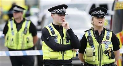 متظاهرون بيئيون يقطعون حركة السير في تاور بريدج في لندن احتجاجا على تغير المناخ