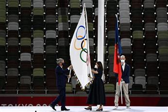 اختتام أولمبياد طوكيو 2020 بتسليم الشعلة إلى عمدة باريس