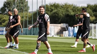 ميسي يظهر ضاحكًا ومنسجمًا في مران باريس