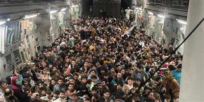 المئات «محشورون» في طائرة عسكرية.. ما قصة الصورة الغريبة؟