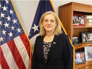 السفيرة الامريكية تشكر سمو الأمير لموافقته السامية على عبور خمسة آلاف أفغاني