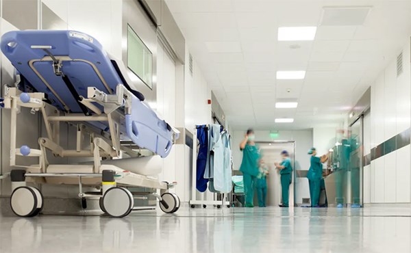 أطباء أستراليون يحذرون: المستشفيات ليست جاهزة للتعامل مع خطط إنهاء الإغلاق