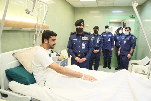 الفريق المكراد زار الضابط المصاب أثناء تأدية مهام عمله في مستشفى الرازي
