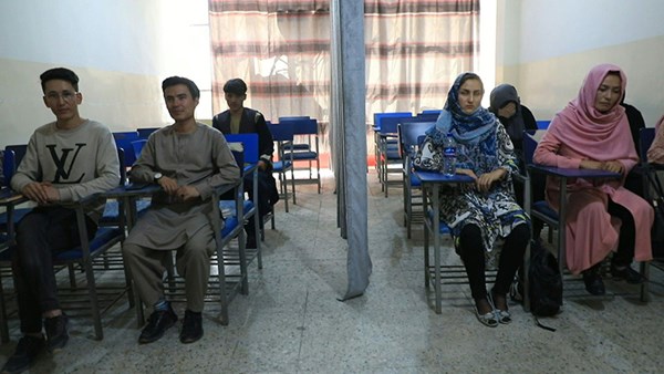 ستار يفصل بين الشباب والفتيات في إحدى جامعات كابول بموجب قواعد طالبان الجديدة