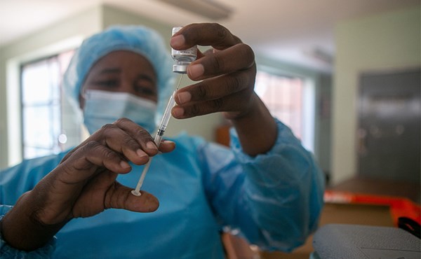 زيمبابوي تخيّر موظفيها العموميين إما التلقيح أو الاستقالة