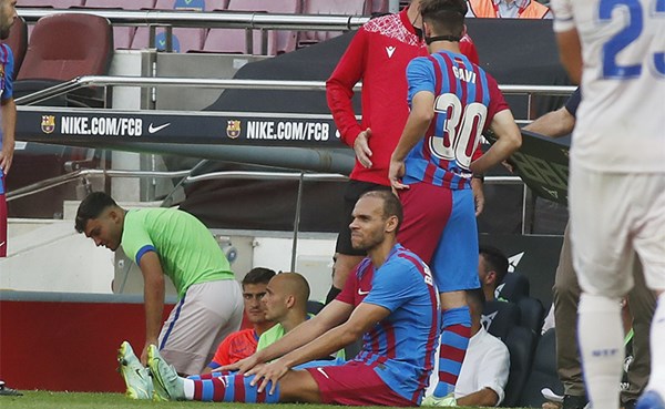 برشلونة يؤكد خضوع برايثوايت لعملية جراحية في ركبته اليسرى