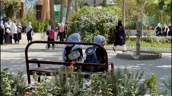 طالبان تعلن أن الفتيات سيعدن الى المدارس “في أقرب وقت ممكن”