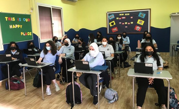 طلبة المدارس الأجنبية في أول يوم دراسي “نظام والتزام”