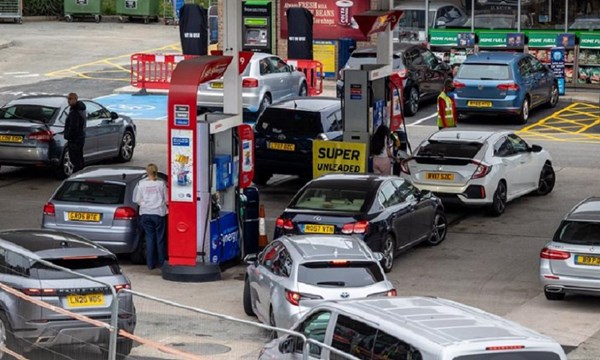 الحكومة البريطانية قد تستعين بالجيش إثر “التهافت” على الوقود