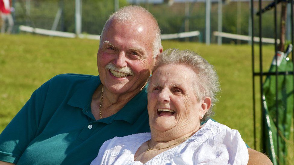 بعد فراق دام 58 عاما، عانقت ابنها أخيرا