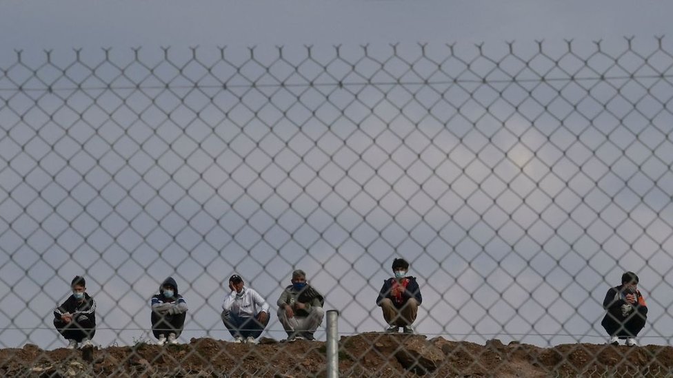 اللجوء: اليونان تفتتح أول مخيم “مغلق” لطالبي اللجوء في جزيرة ساموس قبالة تركيا