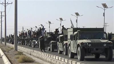 شاهد ..طالبان تستعرض معدات عسكرية أمريكية في معقلها قندهار