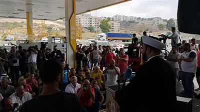 لبنان.. شيخ يؤم صلاة الجمعة في محطة للوقود