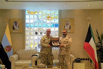 رئيس الأركان يبحث مع قائد العمليات الكندية العلاقات الثنائية وموضوعات عسكرية مشتركة