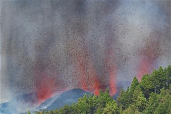 الحمم البركانية تلتهم أكثر من 100 منزل في جزيرة لا بالما الإسبانية