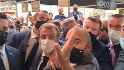 بالفيديو..بعد صفعه على وجهه بيضة تستهدف الرئيس الفرنسي إيمانويل ماكرون
