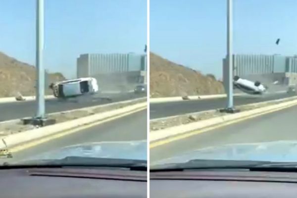 السائق طار في الهواء.. شاهد لحظة انقلاب مركبة بطريقة مروعة عدة مرات بجدة
