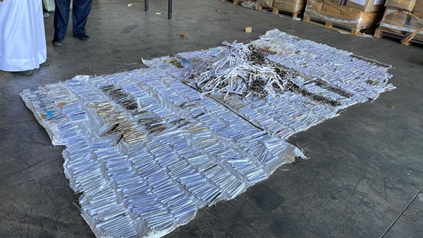 ضبط 5600 قلم و600 قطعة ملابس لماركات عالمية مقلّدة في المستودعات الجمركية الجوية