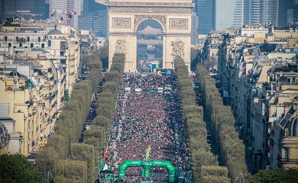 انطلاق ماراثون باريس بمشاركة نحو 35 الف متسابق في شوارع العاصمة الفرنسية