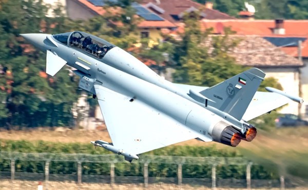 الكويت تستقبل أول طائرتين من طراز يوروفايتر تايفون