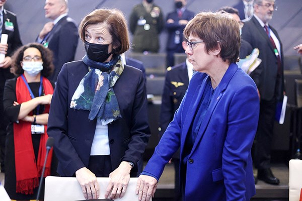 هل تعود فرنسا إلى النهج الديغولي وتنسحب من الجناح العسكري لـ«الناتو»؟